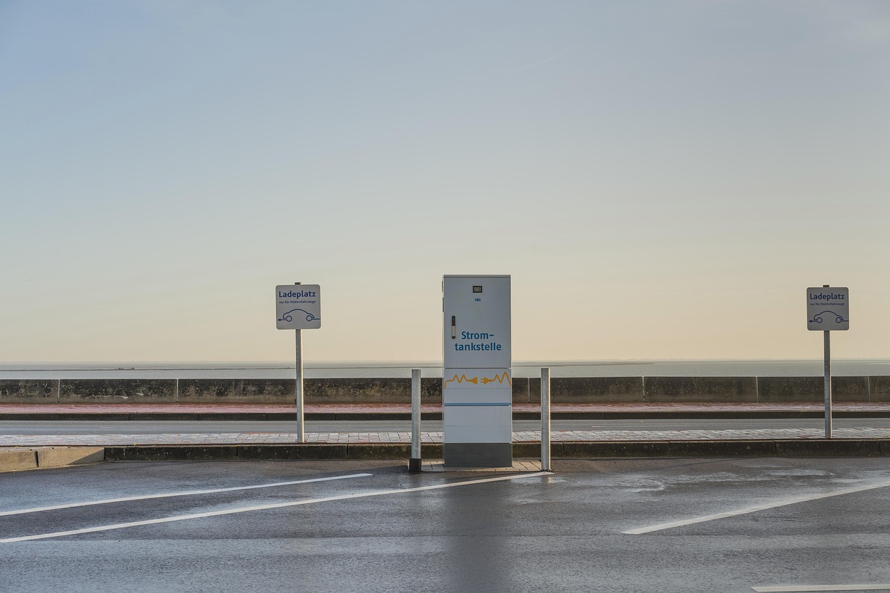 entdecken sie die zukunft der mobilität: alles rund um e-mobility, elektroautos, ladeinfrastruktur, innovative technologien und nachhaltige lösungen. informieren sie sich jetzt über neueste trends und entwicklungen im bereich elektromobilität.