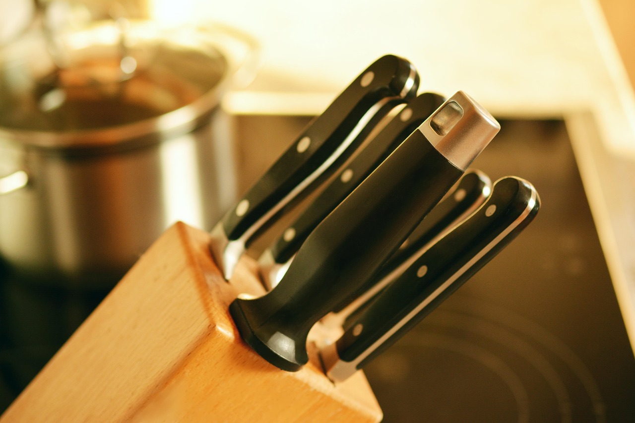 entdecken sie die wichtigsten küchenmaschinen und -geräte, die in keiner modernen küche fehlen dürfen. unsere auswahl an unverzichtbaren haushaltsgeräten macht kochen und backen einfach und effizient.